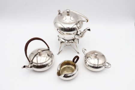 Serviço de chá e café em prata com bule, cafeteira, leiteira e açucareiro